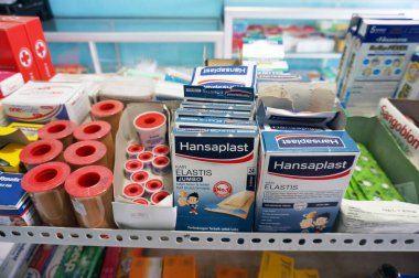  Sangatta, Doğu Kalimantan / Endonezya-11 Mart 2020: Rafta Hansaplast markası sergilenmektedir. Hansaplast, Beiersdorf 'un yara bakımı ürünü..                                                             