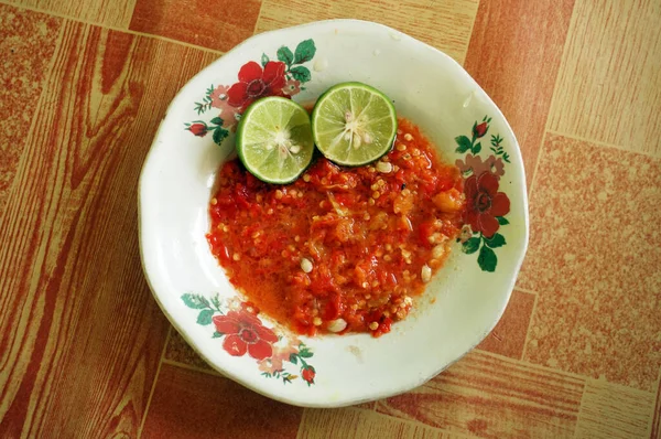 サンバル テラシ ジューク ニピス インドネシア やライム エビのペーストソースの味がよく 焼き魚や野菜に適しています — ストック写真