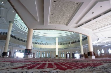 Sangatta, Doğu Borneo, Endonezya. 29 Januari 2020. Al Faruq Camii 'nin içinde. Doğu Borneo-Endonezya 'nın en büyük camilerinden biri..                                        