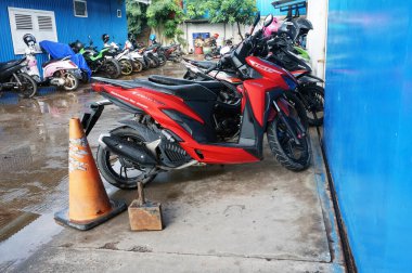 Sangatta, Doğu Kalimantan / Endonezya - 18 Ocak 2020: Ofisin önündeki motosiklet park alanı.                                                             