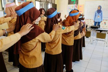 Sangatta, Doğu Borneo, Endonezya. Eylül 2019. İlham Sınıfı, profesyonellerin bir günlük ilköğretim okuluna (SD) gidip hikayelerini ve iş deneyimlerini paylaşmalarının yanı sıra motivasyonlarını anlatan bir harekettir..