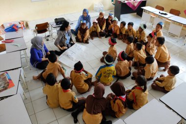 Sangatta, Doğu Borneo, Endonezya. Eylül 2019. İlham Sınıfı, profesyonellerin bir günlük ilköğretim okuluna (SD) gidip hikayelerini ve iş deneyimlerini paylaşmalarının yanı sıra motivasyonlarını anlatan bir harekettir..