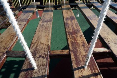 Çocuklar için ahşap oyun alanı köprüleri                                                        