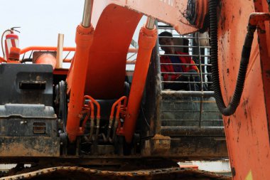 Sangatta, Kutai Timur, Doğu Borneo, Endonezya. 06 / 07 / 2017: neşeli kazı operatörü