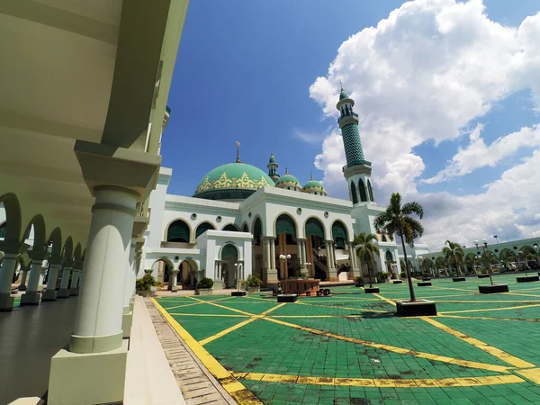 stock image Rainbow Hill, Sangatta, Kutai Timur, East Kalimantan, Indonesia, 08/01/2014: Al Faruq Mosque one of the biggest mosques in East Kalimantan-Indonesia.