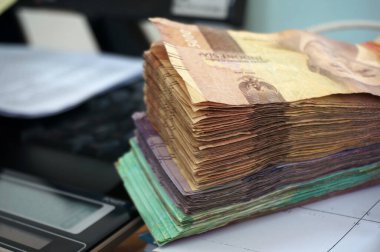 Sangatta, Doğu Kalimantan / Endonezya-10 Mart 2020: Para Endonezya Rupiah Bankası, Endonezya para birimi. Para Endonezya rupiası çalışma masasında.                               