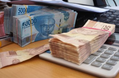 Sangatta, Doğu Kalimantan / Endonezya-10 Mart 2020: Para Endonezya Rupiah Bankası, Endonezya para birimi. Para Endonezya rupiası çalışma masasında.                               