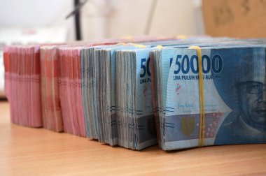 Para Endonezya Rupiah Banknotları çalışma masasında. Yüz elli bin dolar. Seçici Odaklanma.                                                            