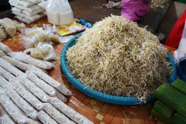 Geleneksel Pazar Sangatta, Kutai Timur, Doğu Borneo, Endonezya. 01/11/2020. Geleneksel pazarlarda, Endonezya 'da Tempeh ve fasulye filizleri.                                           