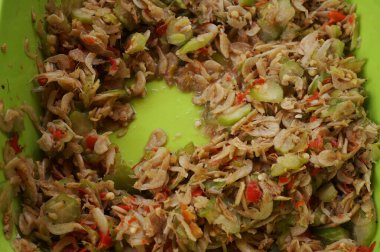 Sambal ebi karidesi ve yıldız meyvesi. Endonezya Geleneksel sambal.                                                         