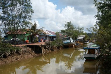  Sangatta, Doğu Kalimantan / Endonezya-20 Mart 2020: Yüzen köy, yüzen evler, nehir kıyısındaki Balıkçı köyü.                                                                   