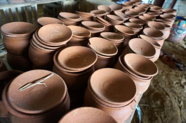 Gerabah ya da kilden yapılmış geleneksel çömlek. Yeryüzü eşyası                                                              