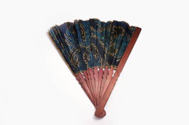 Beyaz arka planda el bilgisayarı olan Batik yelpazesi                                                                   