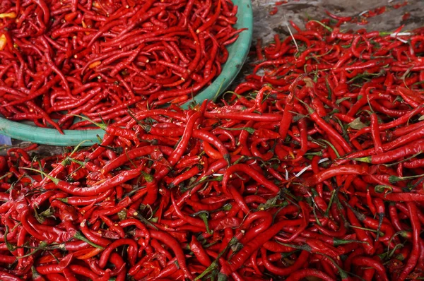Red Curly Chili Sprzedają Tradycyjnych Rynkach — Zdjęcie stockowe