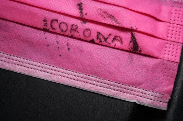 Máscara Cirúrgica Rosa Com Texto Corona Mão Isolado Fundo Preto — Fotografia de Stock