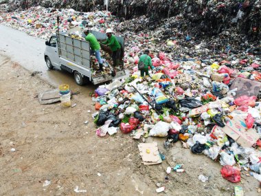 Sangatta, Doğu Kalimantan, Endonezya - 03 Ağustos 2020: Çöp sahasında işini yapan bir çöpçü