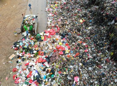 Sangatta, Doğu Kalimantan, Endonezya - 03 Ağustos 2020: Çöp sahasında işini yapan bir çöpçü