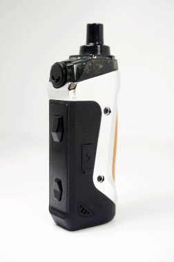 Yeni Vape kapsülü beyaz arkaplanda izole edildi. Kapsüller, diğer e-sigaralardan daha az güçle nikotin sağlamak için tasarlanmış son nesil e-sigaralardır..