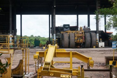 Doğu Kutai, Doğu Kalimantan, Endonezya - 25 Haziran 2021: Teknik servis kutusunda maden kamyonu bakım.                             