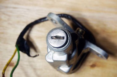 Kapalı kontak motorlu, seçici odaklı.                               