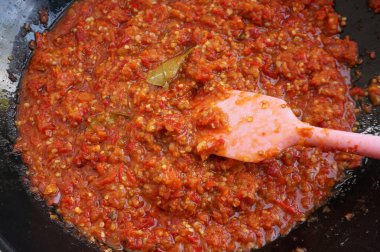 Sambal Mide ya da sambal Goreng, Endonezya usulü kızarmış acı biber sosudur. Bileşen: biber, tuz, sarımsak, şalot ve kireç yaprakları.                             