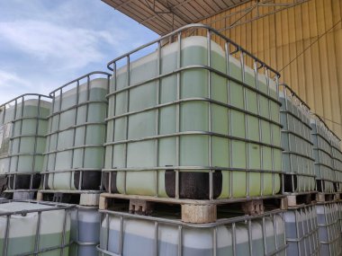 IBC tank konteyneri, bir ulaşım aracı olarak kullanılan ve aynı zamanda yağlama yağı, formik asit gibi sıvı yükleri tehlikeli maddelere depolamak için de kullanılabilen bir konteynır..