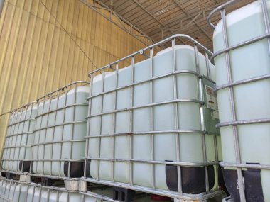 IBC tank konteyneri, bir ulaşım aracı olarak kullanılan ve aynı zamanda yağlama yağı, formik asit gibi sıvı yükleri tehlikeli maddelere depolamak için de kullanılabilen bir konteynır..