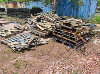 Ahşap palet çöplükte kırık