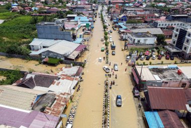 Doğu Kutai, Doğu Kalimantan, Endonezya - 21 Mart 2022: Hava Durum Seli. Seller evleri ve otoyolları vurur, ulaşımı engeller, seller olur çünkü yüksek yağmur yağar.