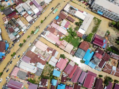 Doğu Kutai, Doğu Kalimantan, Endonezya - 21 Mart 2022: Hava Durum Seli. Seller evleri ve otoyolları vurur, ulaşımı engeller, seller olur çünkü yüksek yağmur yağar.