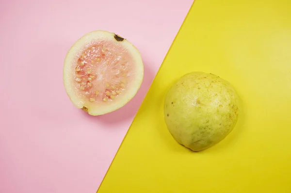 Fruta Goiaba Fundo Rosa Amarelo Com Foco Seletivo — Fotografia de Stock