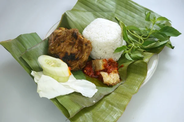 Nasi Timbel Nasi Timbel 是西爪哇和班顿流行的圣丹语菜肴 这种食物通常是用巴科洛米或用香蕉叶包裹的混合糙米做的 — 图库照片