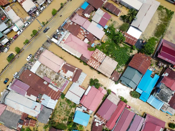 Doğu Kutai, Doğu Kalimantan, Endonezya - 21 Mart 2022: Hava Durum Seli. Seller evleri ve otoyolları vurur, ulaşımı engeller, seller olur çünkü yüksek yağmur yağar.