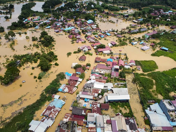 东库台 东加里曼丹 印度尼西亚 2022年3月21日 空中情况洪水 洪水袭击了房屋和公路 扰乱了交通 还因雨量大而引发洪水 — 图库照片