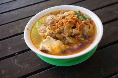 Bakso setan (Endonezya). Süper baharatlı köfte çorbası, erişte, tavuk ayağı, tofu ve sığır eti yağı. Seçici odak.                                