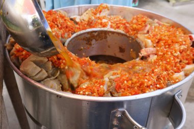 Bakso setan (Endonezya). Süper baharatlı köfte çorbası, erişte, tavuk ayağı, tofu ve sığır eti yağı. Seçici odak.                                