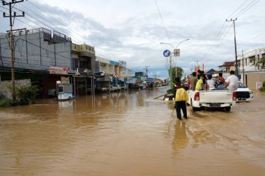 Sangatta, Doğu Kutai, Doğu KalimantanEndonezya - 03 21 2021: Sel, yüksek yağış ve yüksek deniz suyu akıntısı nedeniyle evleri ve otoyolları vurdu
