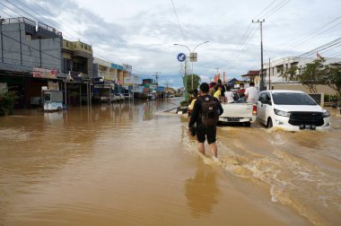 Sangatta, Doğu Kutai, Doğu KalimantanEndonezya - 03 21 2021: Sel, yüksek yağış ve yüksek deniz suyu akıntısı nedeniyle evleri ve otoyolları vurdu