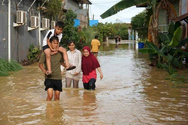 stock image Sangatta, East Kutai, East KalimantanIndonesia - 03 21 2021: Floods hit homes and highways because high rainfall and high tide of sea water