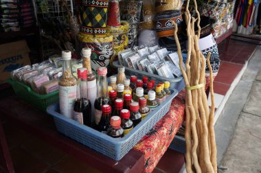 Doğu Kalimantan, Endonezya - Haziran 2019: Tendon ve kaslardaki ağrının tedavisi için geleneksel masaj yağı. Kalimantan Dayak Masaj Yağı seçili kök ve otlardan yapılır