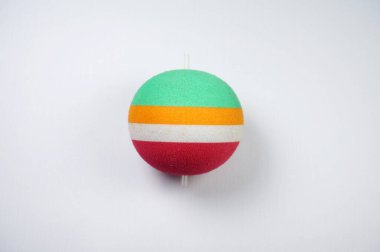 Beyaz arka plan izolasyonunda köpükten yüzen balık.                             