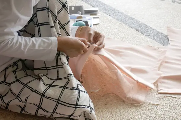 Closeup Woman Hands Pinning Large Upholstery Pins Plain Fabric Selective — Stock Photo, Image