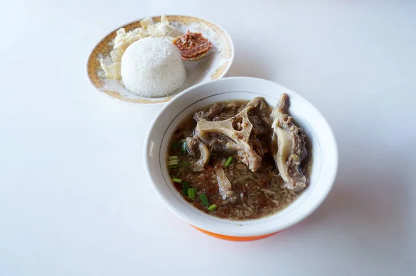 인도네시아 의육식 수프인 수프를 선택적 초점으로 멜라토닌을 짜내는 — 스톡 사진