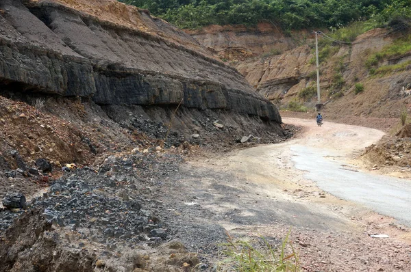 黄土斜面の壁 土壌浸食 トランス地方の道路東カリマンタン インドネシア サブディストリクト サンガッタからランタウプルへ — ストック写真