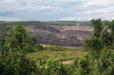 Açık kömür madenciliğinin manzarası. Konum: Doğu Kalimantan, Endonezya. 