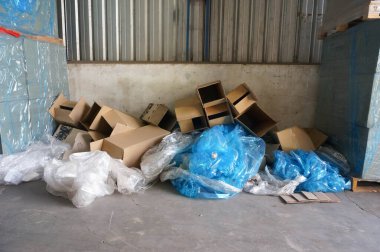  Bir depoda karton ve plastik atık.