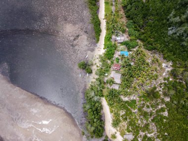 Doğu Kalimantan, Endonezya 'daki Teluk Lombok plajının kıyı şeridi manzarası.