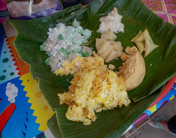 Lenjongan Traditionelle Javanische Snacks Bestehen Aus Tiwul Sawut Ketan Cenil — Stockfoto