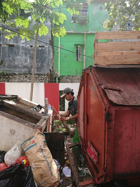 Jakarta, Endonezya, 25 Ekim 2022, çöp toplayan zavallı adam.