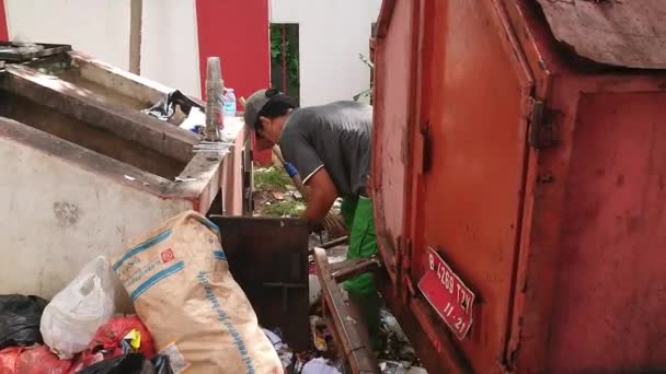 Βίντεο Τζακάρτα Ινδονησία Οκτωβρίου 2022 Φτωχός Μαζεύει Σκουπίδια Από Σκουπίδια — Αρχείο Βίντεο